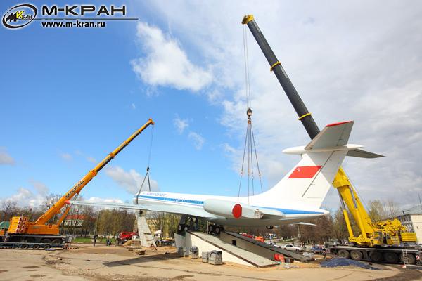 Установка на постамент самолета Ил-62 в Шереметьево