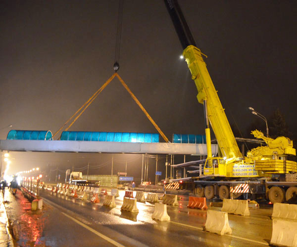 Строительство пешеходного моста на МКАД