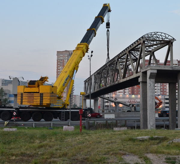 Монтаж пешеходного моста через МКАД (Москва)