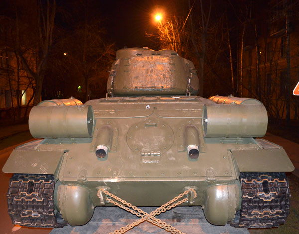 Танк Т-34 вид сзади.