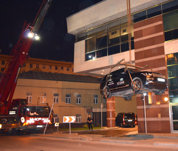 Поднятие автомобиля на крышу отеля Lotte (Москва)