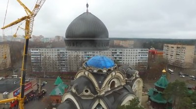 Возведение купола на храм